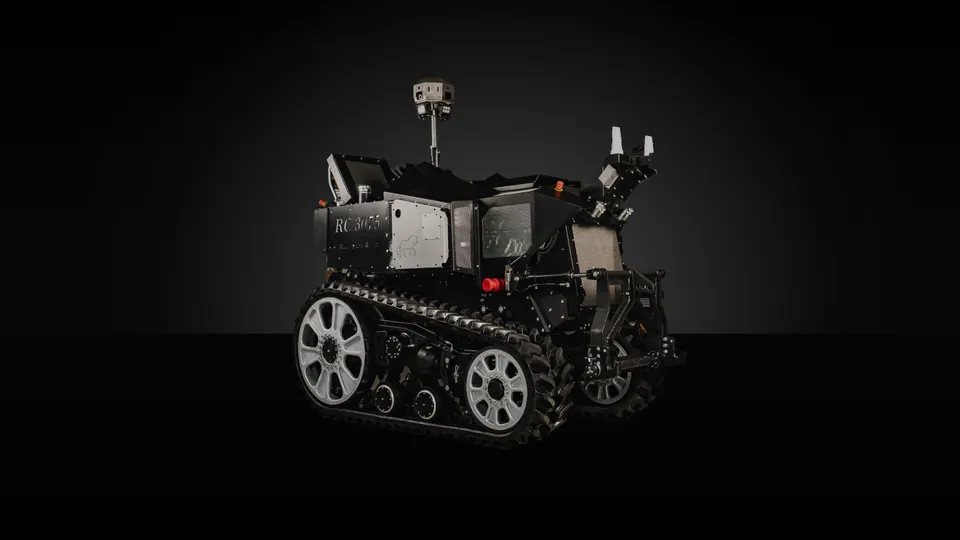Robot agricolo autonomo RC 3075 su sfondo nero