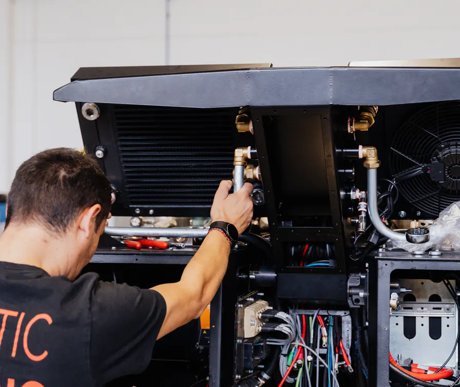 Un tecnico del team Black Shire al lavoro su RC 3075