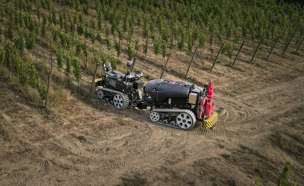 RC 3075 configurato con attrezzature per il vigneto
